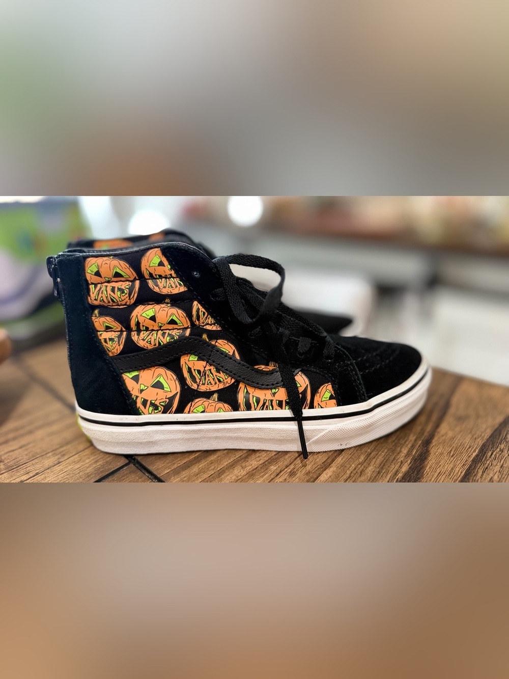 VANS OFF THE WALL  with glow in the dark pumpkins, unisex, size 3 kids